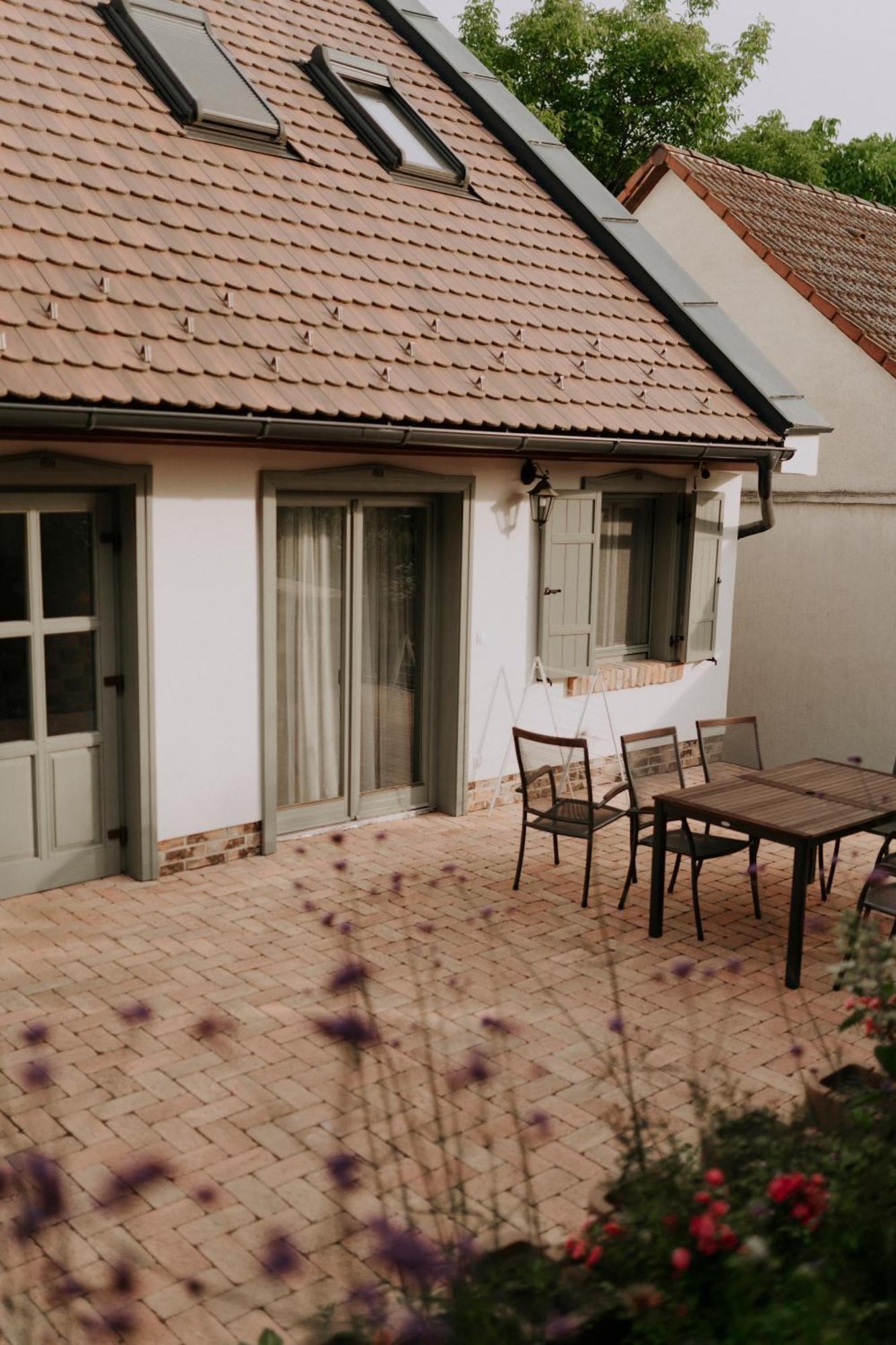 Neidhardt Vendeghaz Apartament *